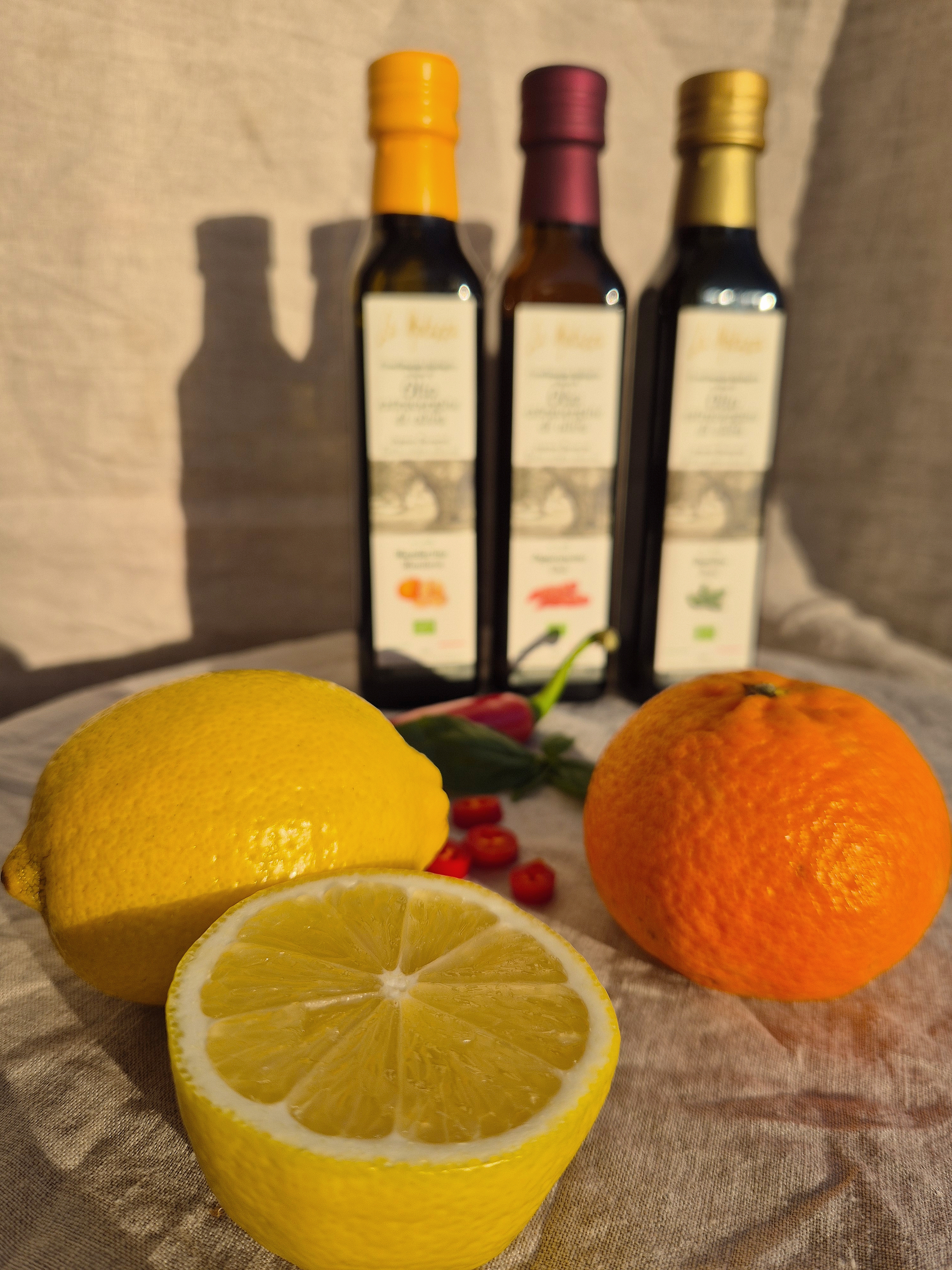 Citrus fruit with Sciopetta flavoured olive oil bottles